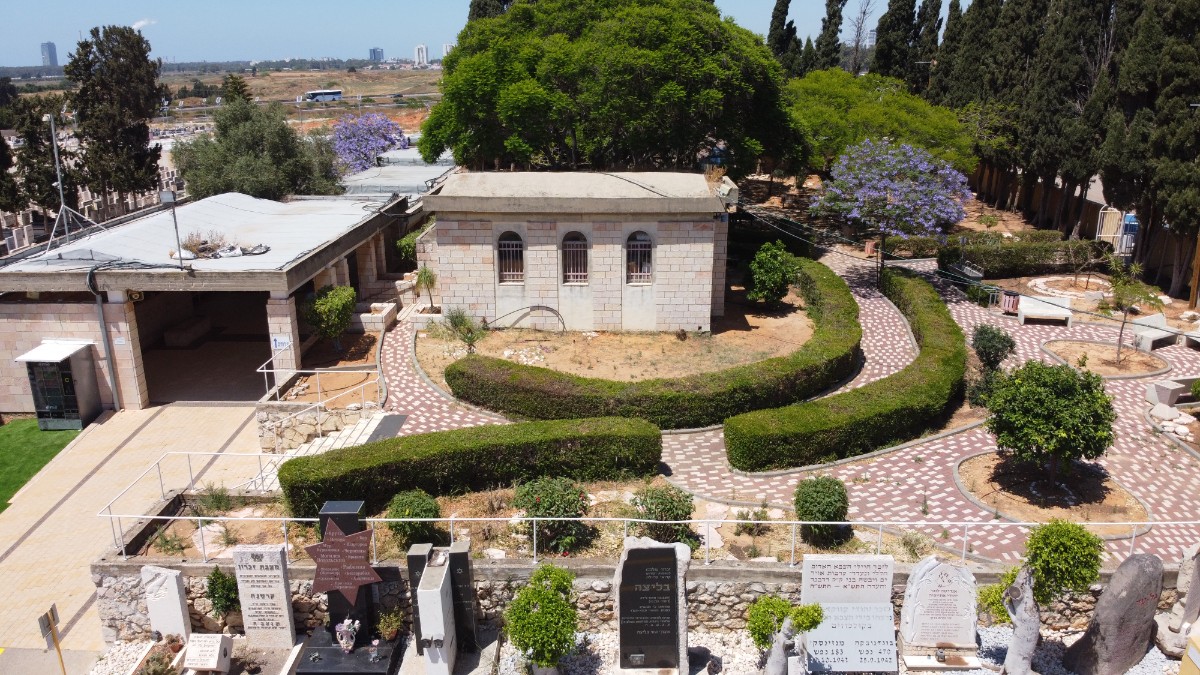 מבט מלמעלה על אולם ההספדים והגינה בבית העלמין החדש